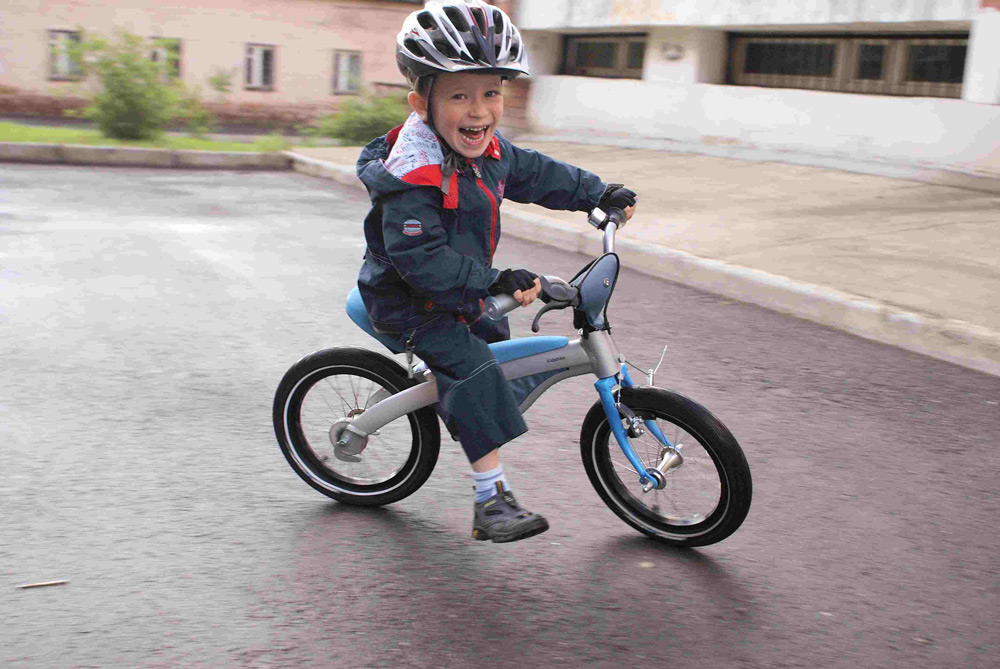 Ребенок катается на велосипеде