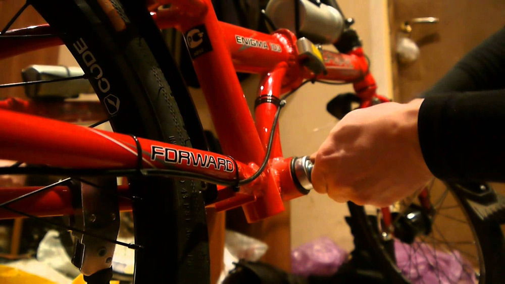 Велосипед красного цвета ремонтируется