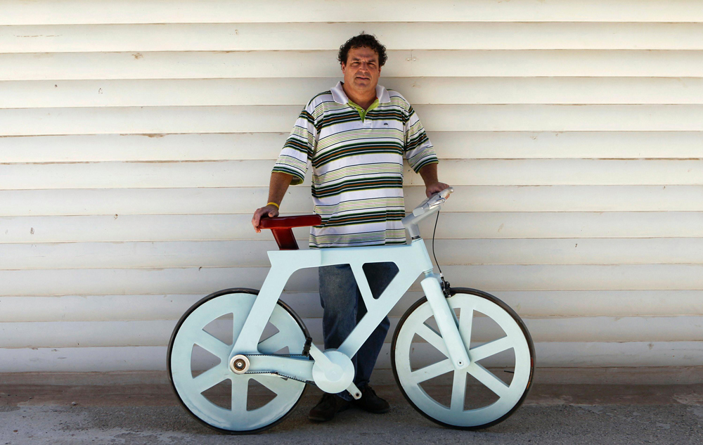 Мужчина с картонным велосипедом