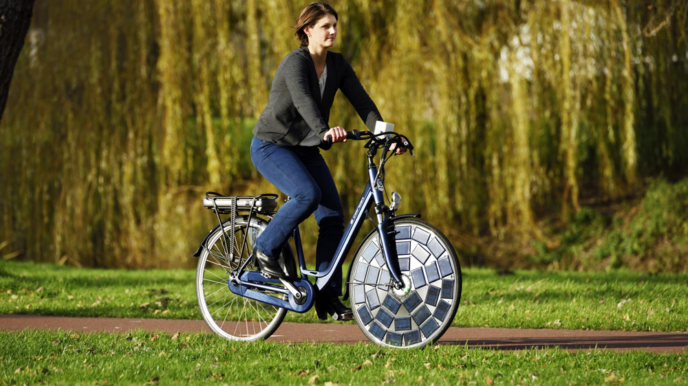 Солнечный велосипед в парке