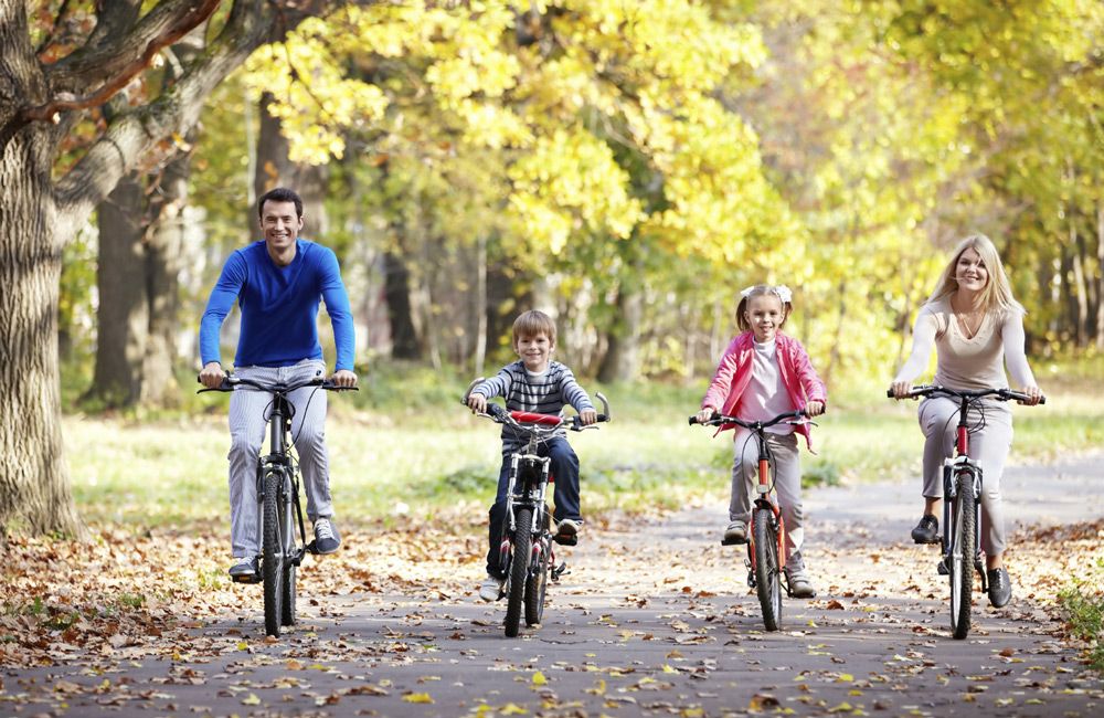Катание с семьёй на велосипеде