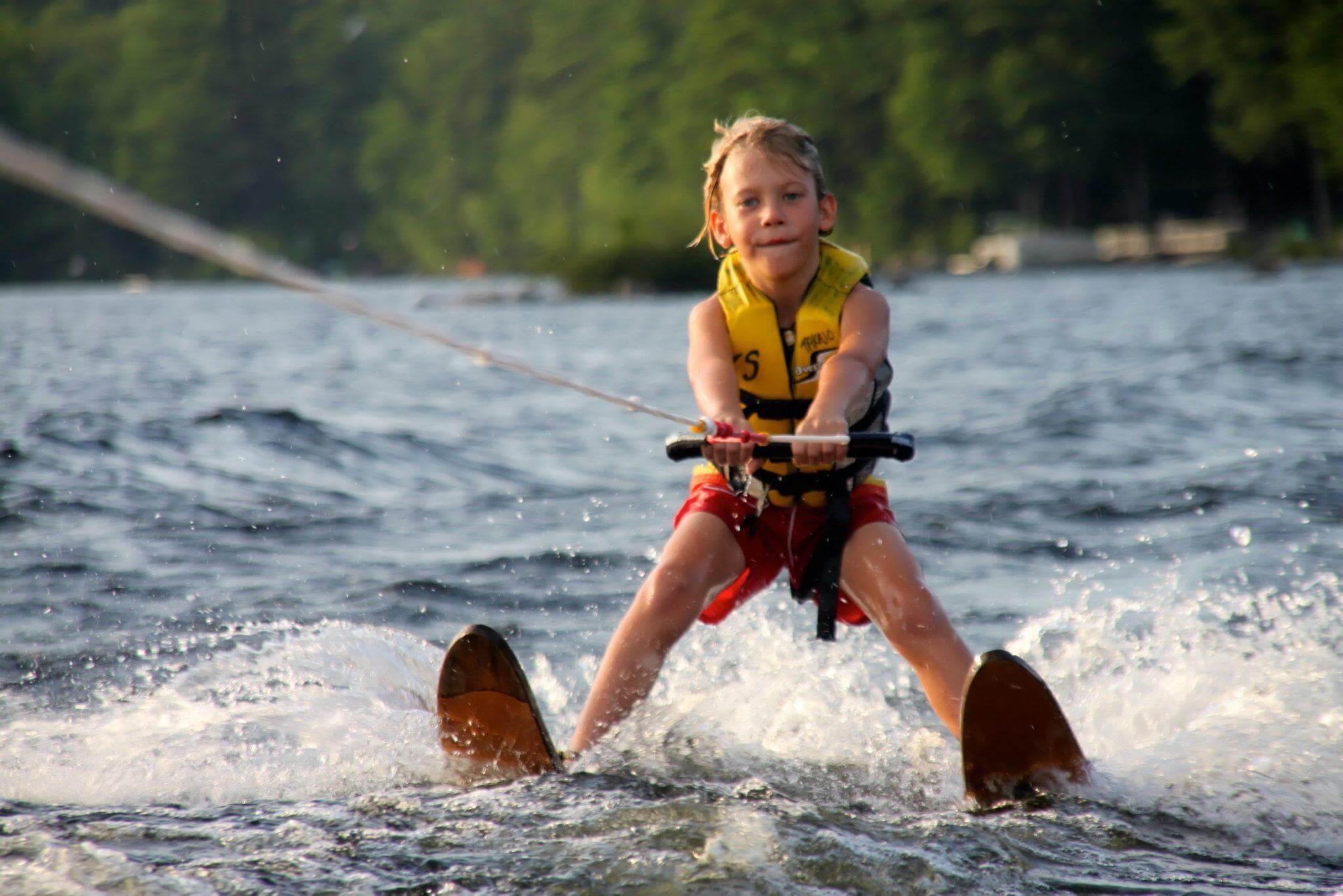 Ребёнок на водных лыжах