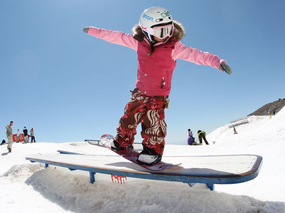 Ребёнок в маске на сноуборде