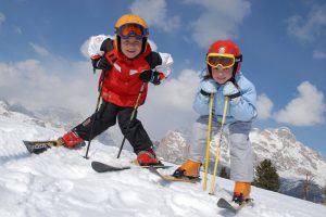 Двое детей на горных лыжах