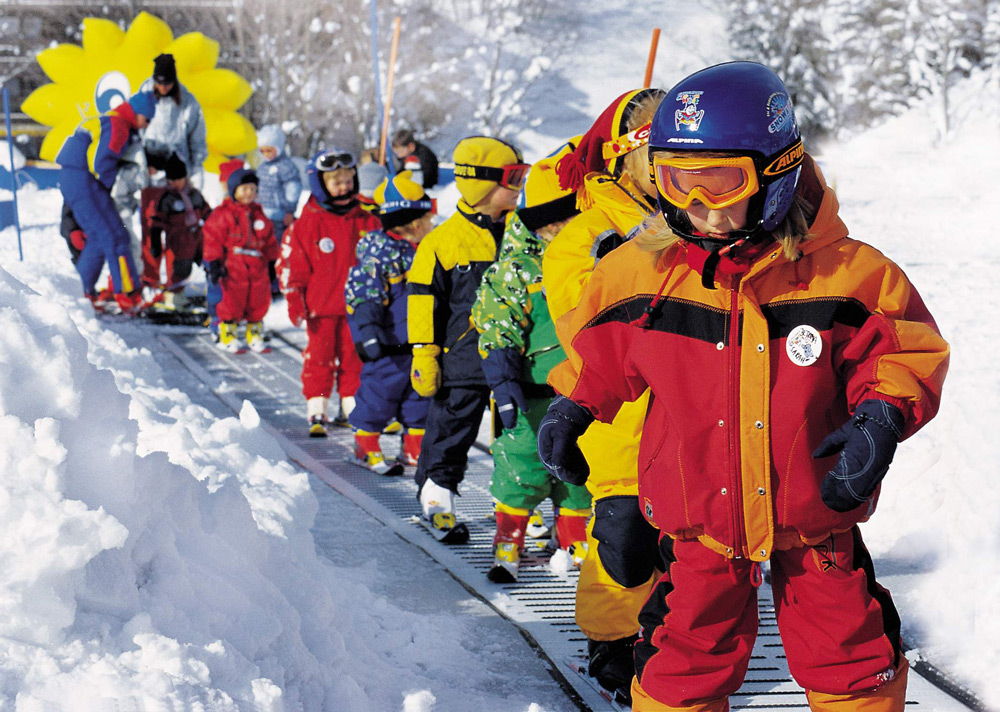 Группа детей на горных лыжах