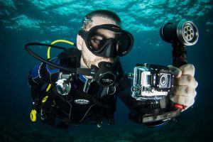 Мужчина с камерой под водой