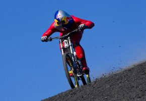 Мужчина в красном костюме едет на спортивном велосипеде