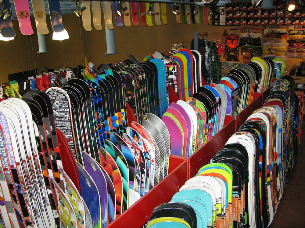 Много сноубордов в магазине
