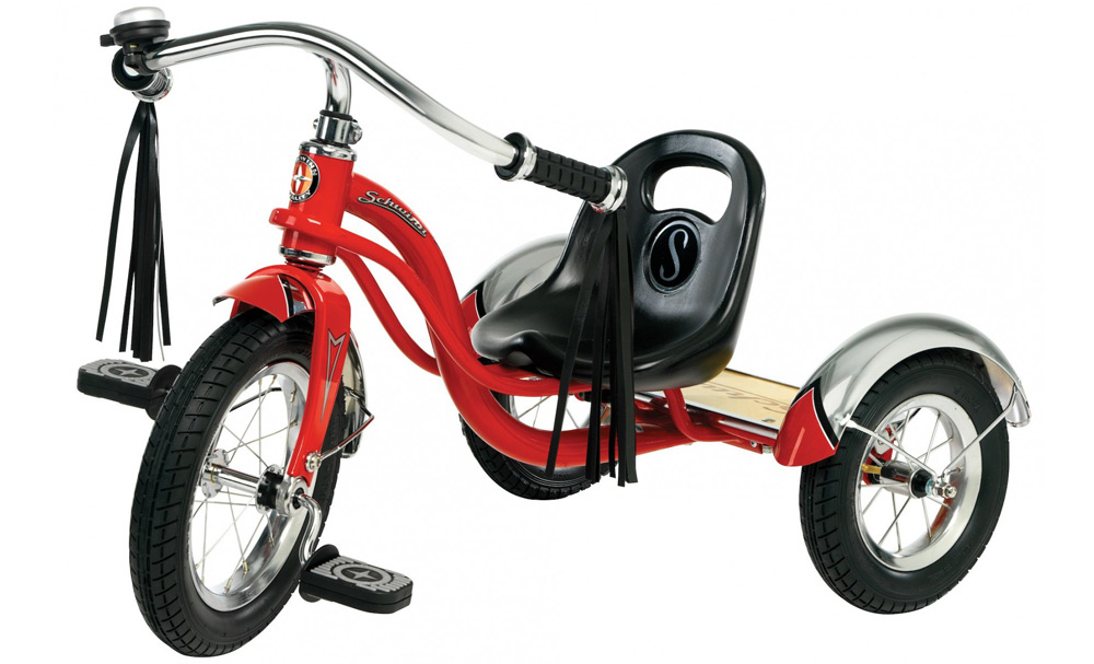 Красный трехколесный велосипед с кисточками
