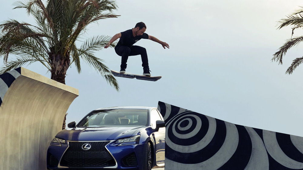Парень выполняет прыжок на летающем скейтборде от Lexus