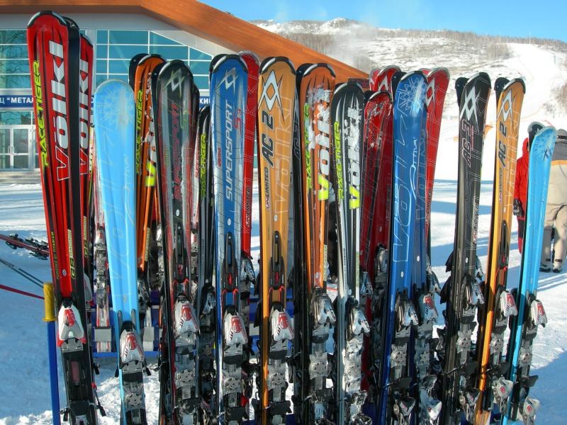 Много лыж на фоне снего