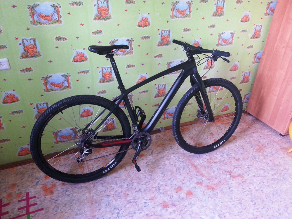 Черный карбоновый велосипед