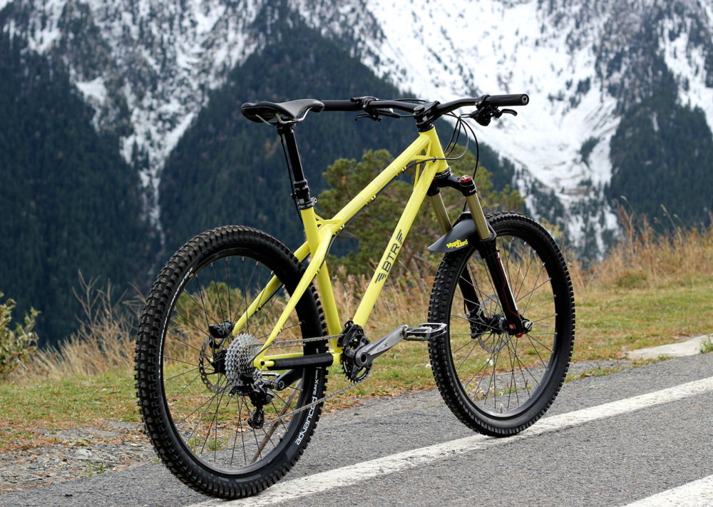 Велосипед с желтой рамой