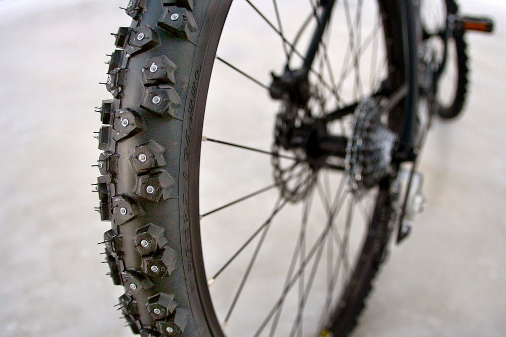 Зимние шины на велосипед с болтами