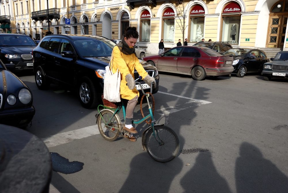 Девушка на велосипеде нарушает правила