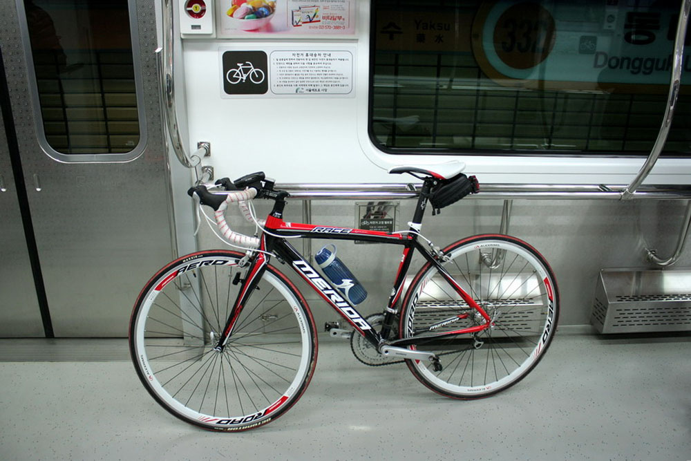 Перевозка велосипеда в вагоне метро