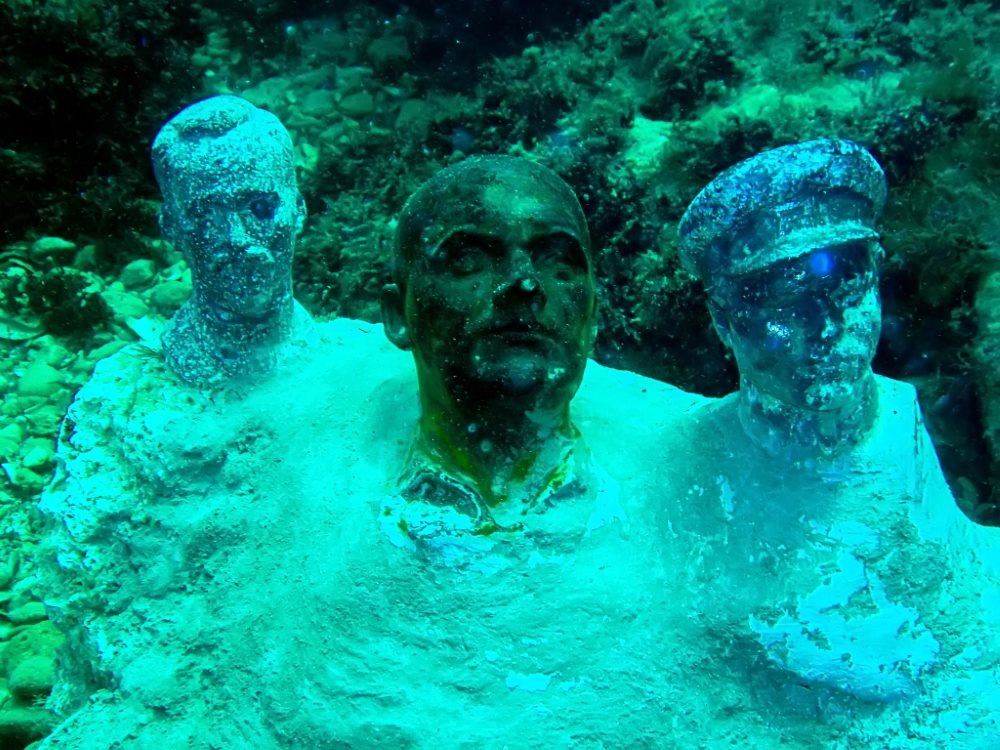 Статуи вождей под водой