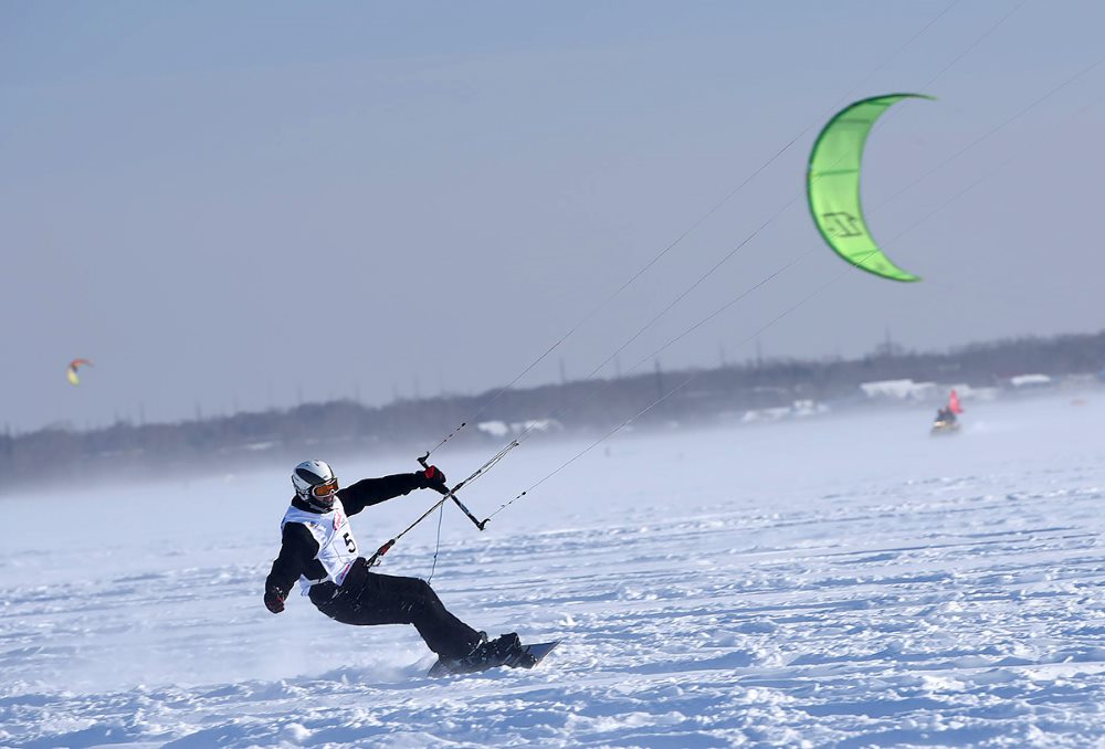 Катание на лыжах с парашютом как называется. Катание на лыжах с парашютом. Сноукайтинг